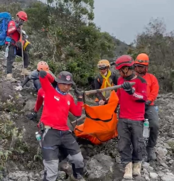 TRC dari PT Semen Padang tengah melakukan evakuasi  jenazah ke-13 korban erupsi Gunung Marapi dengan melalui medan yang cukup berat, Minggu (3/12/2023).